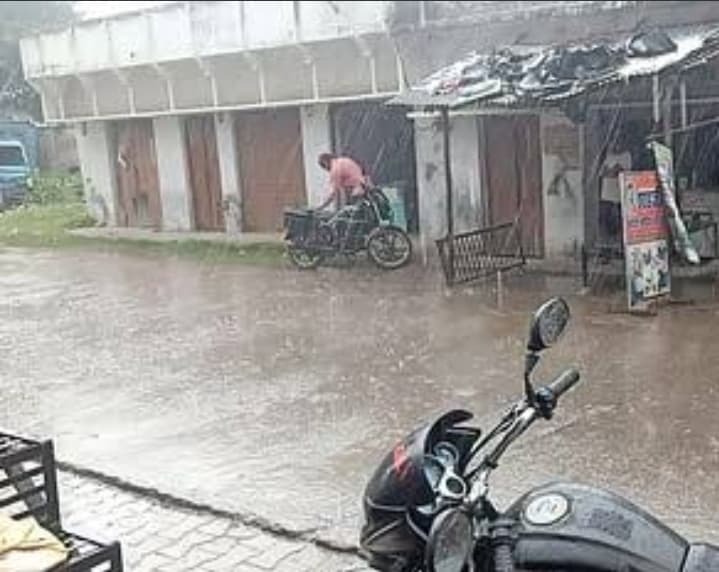 UP Weather: यूपी में बारिश से कई जगह हवा की सेहत में सुधार, गाजियाबाद का AQI 400 के पार, जानें मौसम का हाल