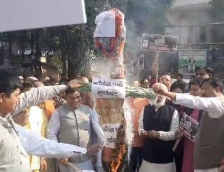 बरेली में भाजपा कार्यकर्ताओं ने कांग्रेस सांसद धीरज साहू का फूंका पुतला, देश का धन लूटने का लगाया आरोप