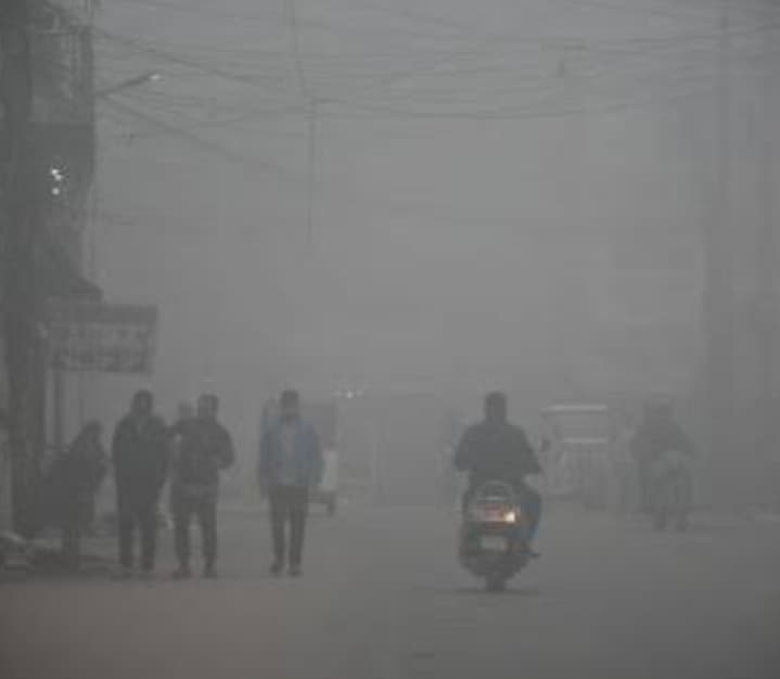 UP Weather AQI Today: यूपी में बरेली की हवा सबसे ज्यादा जहरीली, दिल्ली को पीछे छोड़ा, पछुआ हवाओं से कंपकंपी