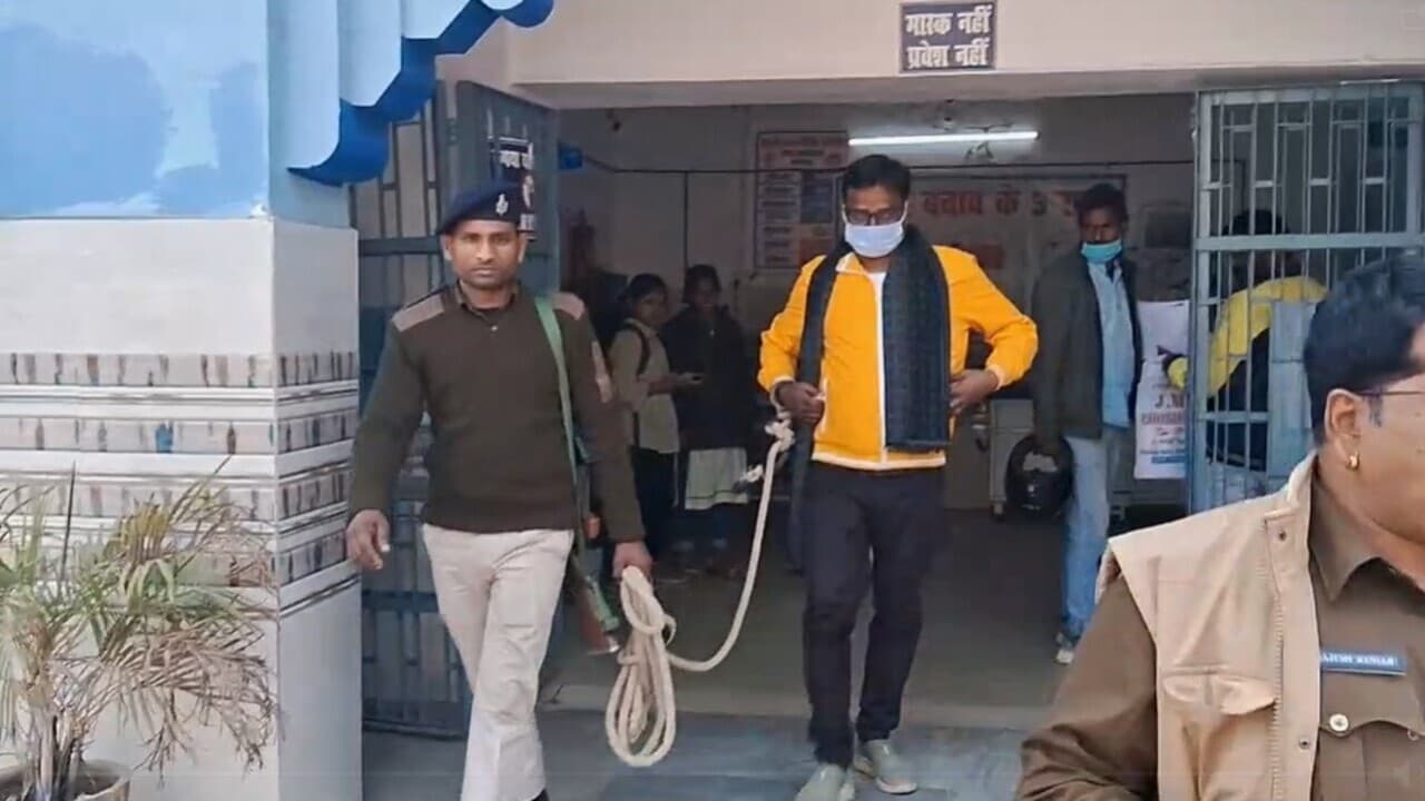 PHOTOS: भागलपुर में NIA रेड और गिरफ्तारी के बाद शंकर यादव की तस्वीरें, अस्पताल व कोर्ट लेकर पहुंची पुलिस