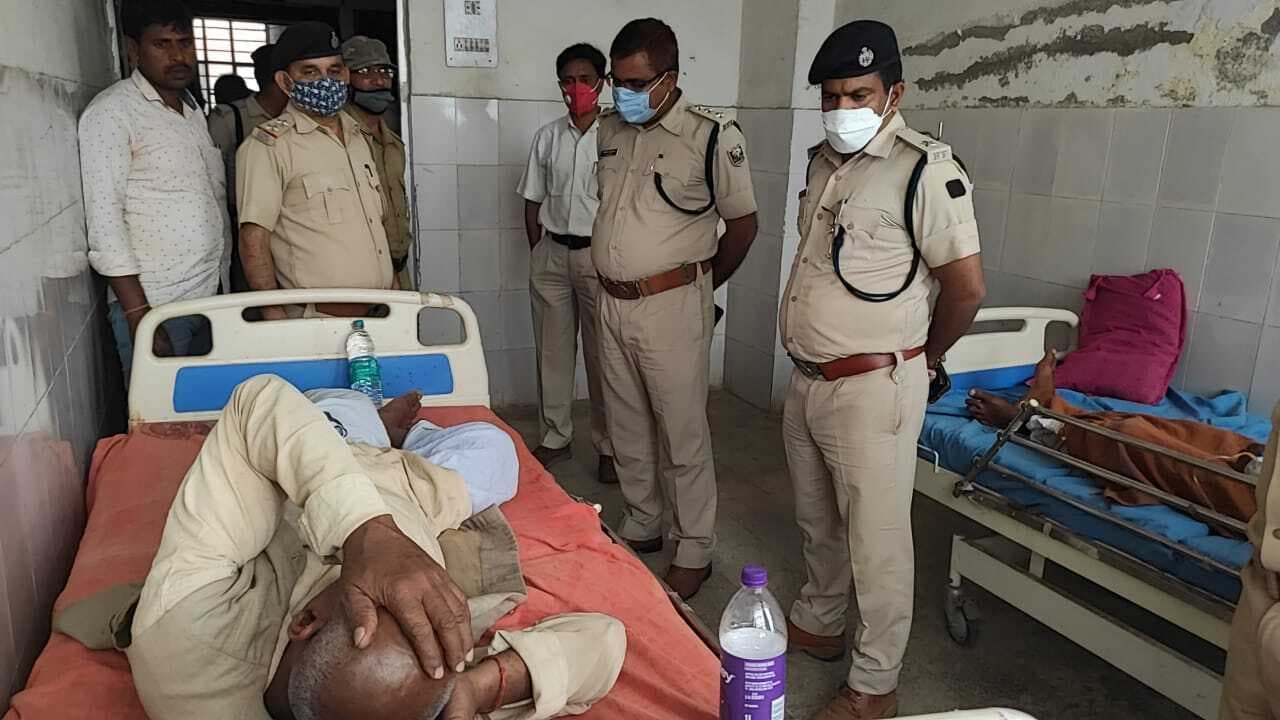 Bihar News: शिवहर सेंट्रल बैंक में गार्ड के कंधे से फिसली बंदूक और चल गयी गोली, सेवानिवृत्त शिक्षक घायल