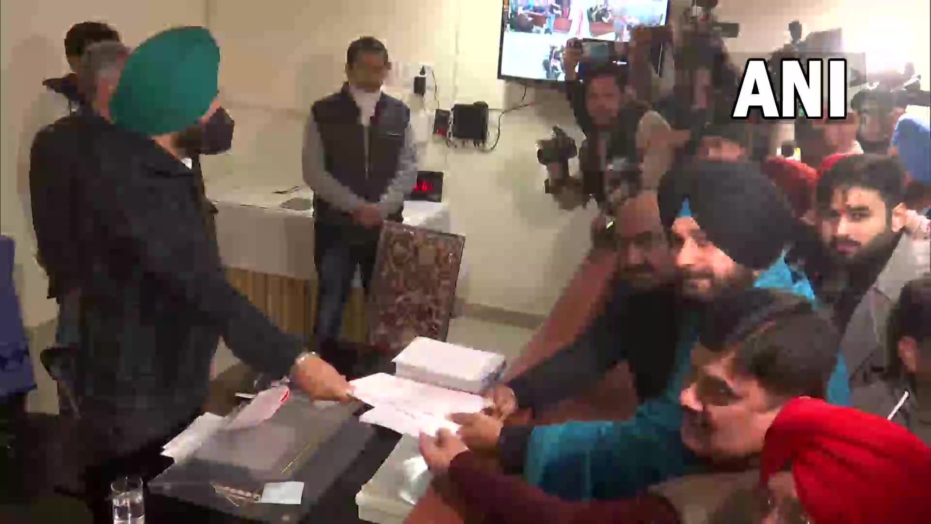 Punjab Election: नवजोत सिंह सिद्धू ने पूर्वी अमृतसर से भरा पर्चा, अकाली दल के इस दिग्गज से लेंगे लोहा