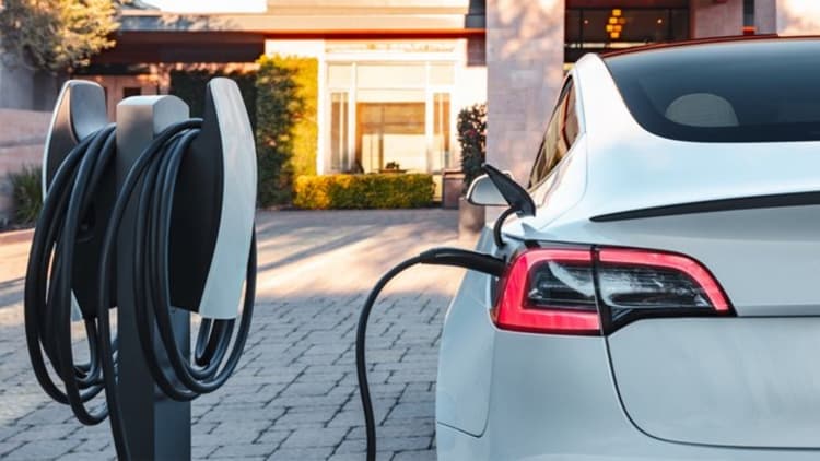 इलेक्ट्रिक वाहनों के मालिकों का टेंशन खत्म! आ गई 10 मिनट में फुल चार्ज होने वाली बैटरी