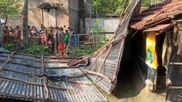 भारी बारिश से उत्तर 24 परगना में कई पेड़ गिरे, अनेकों मकान क्षतिग्रस्त, तापमान भी गिरा