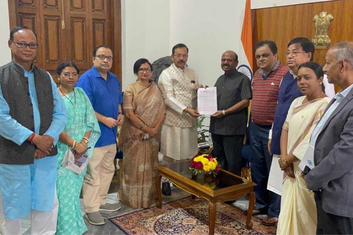 WB : राज्यपाल से मिला तृणमूल प्रतिनिधिमंडल, चोपड़ा जायेंगे सीवी आनंद बोस,बच्चों की मौत की घटना का लेंगे जायजा