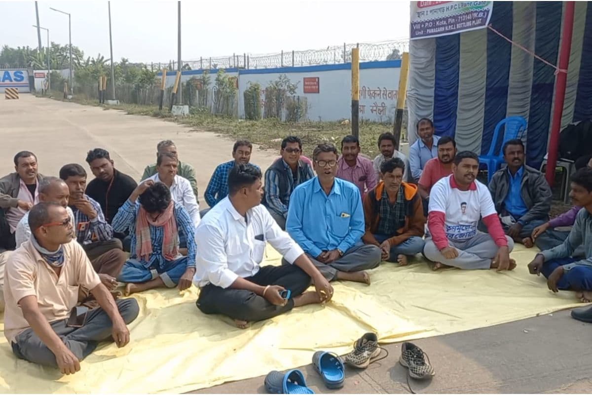 पश्चिम बंगाल : एचपी के बॉटलिंग प्लांट के वाहन चालकों को हटाने के प्रतिवाद में प्रदर्शन