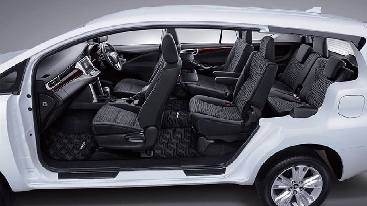 बजट से आउट हो गई बड़ी फैमिली वाली Toyota कार, हद कर गई पार