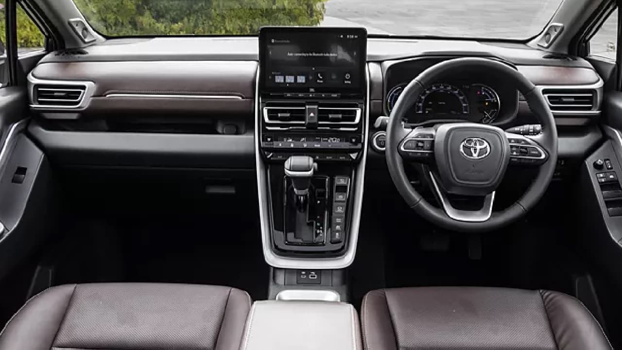 Toyota की 7-8 सीटर गाड़ी ने किआ करेंस को दे दी पटखनी, हर दिन मिले 111 खरीदार