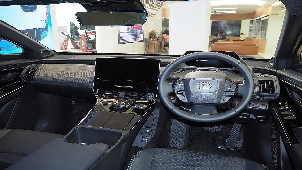 70 लाख रुपये में आएगी Toyota की पहली EV Car, फुल चार्ज होने पर 405 km रेंज