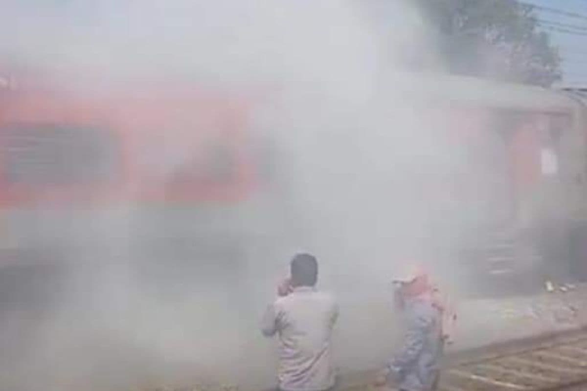 पश्चिम बंगाल : कांकसा के राज बांध के पास हावड़ा नई दिल्ली अप दुरंतो एक्सप्रेस ट्रेन के पहिए से लगी आग से निकला धुआं
