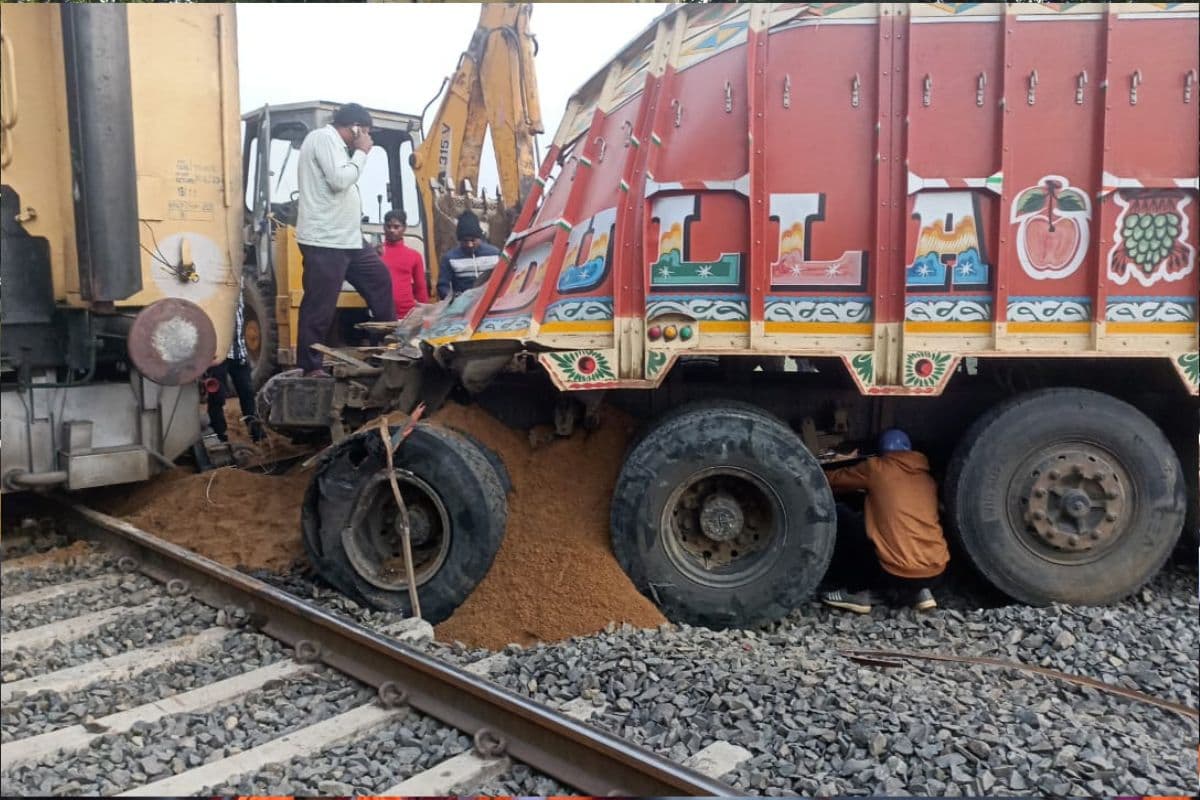WB News : बंगाल में ट्रक से टकराई ट्रेन, इंजन में लगी आग, कई ट्रेनों की आवाजाही हुई बाधित, यात्री सुरक्षित