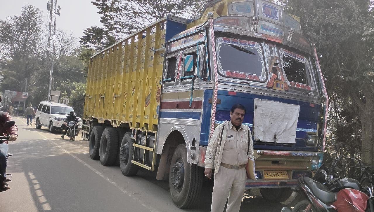 बंगाल से वाराणसी भेजी गयी 36 लाख की सुपारी गायब, खाली ट्रक दुमका में मिली, दो गिरफ्तार