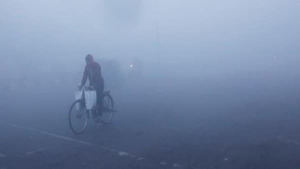 UP Weather: यूपी में अभी 3 दिन छाएगा घना कोहरा, पश्चिमी विक्षोभ से बढ़ेगी गलन, कोल्ड-डे का अलर्ट