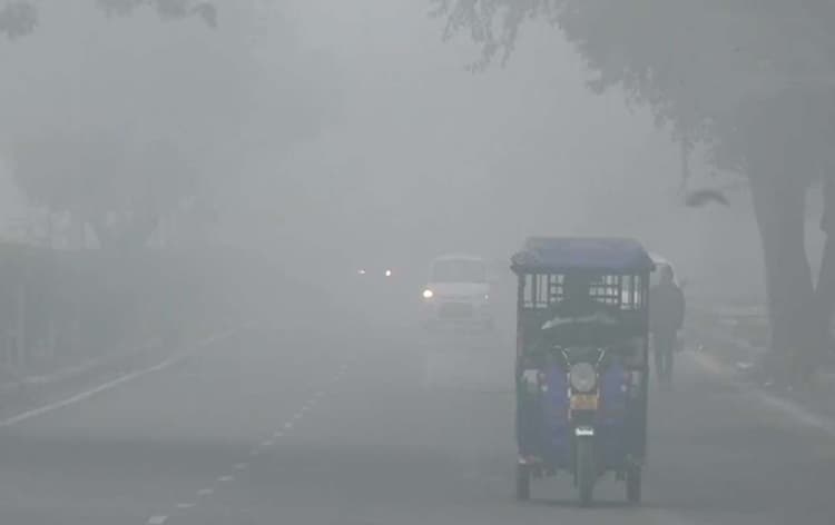 UP Weather: यूपी में गुलाबी जाड़े के बीच तेजी से बदला मौसम, रात के तापमान में गिरावट के साथ और घना होगा कोहरा
