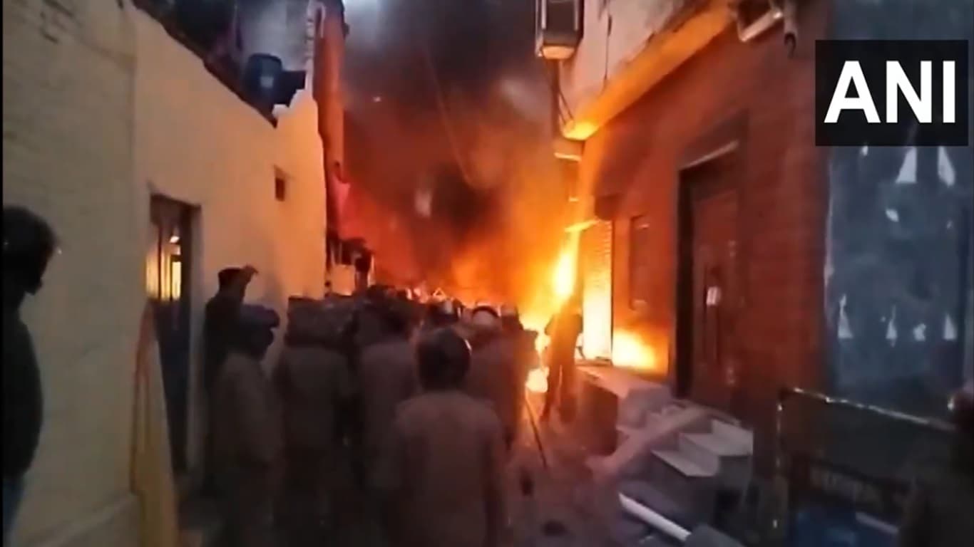 उत्तराखंड: हल्द्वानी में उपद्रवियों को देखते ही गोली मारने के आदेश, अवैध मदरसे पर कार्रवाई के बाद भड़की हिंसा