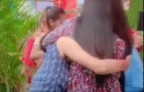 पटना में बीच सड़क पर लड़कियों के दो ग्रुप में  मारपीट, पुलिस को देखते चाकू लेकर पढ़िए क्या कहा?