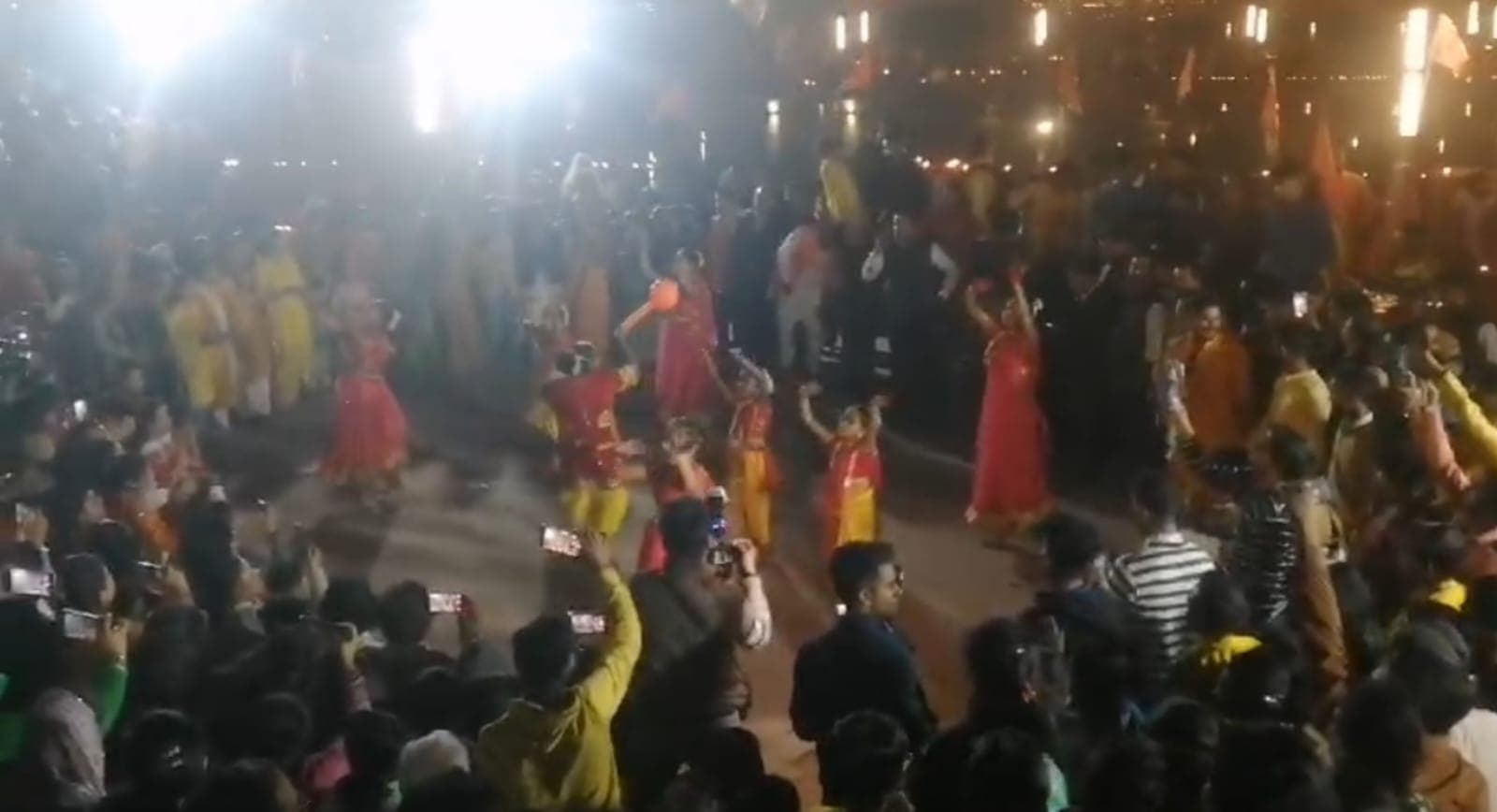 Aligarh : देव दीपावली पर अचल सरोवर रोशनी से हुआ जगमग