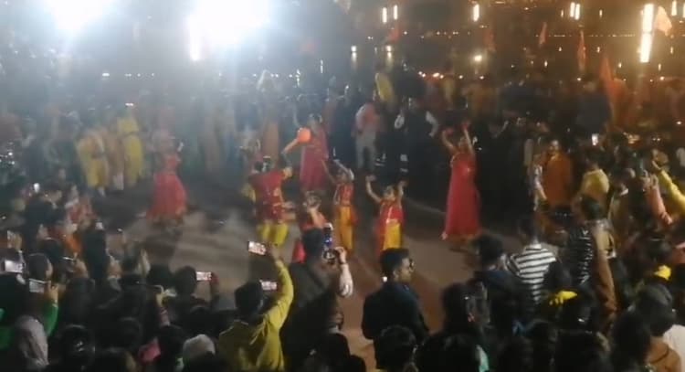 Aligarh : देव दीपावली पर अचल सरोवर रोशनी से हुआ जगमग