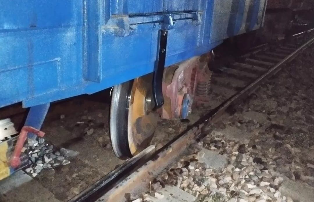 Indian Rail : बरेली जंक्शन पर गुड्स ट्रेन बेपटरी, टला बड़ा हादसा, घंटों खड़ी रहीं अप-डाउन लाइन की Train