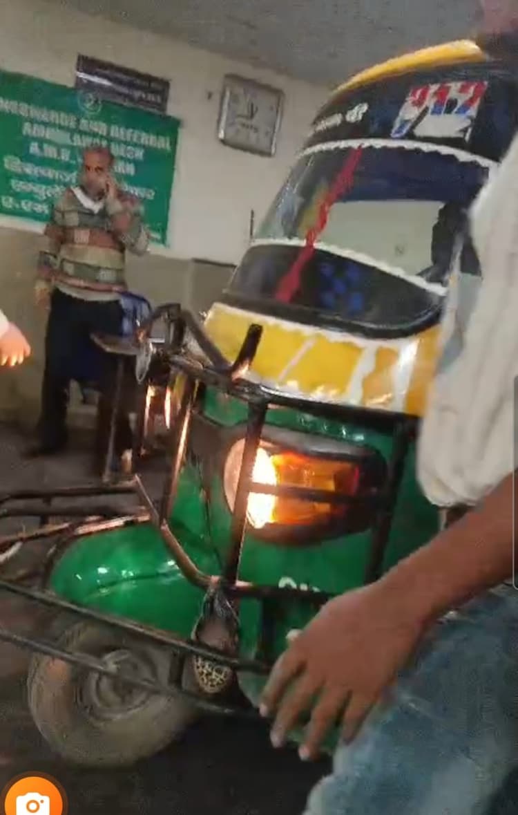 Aligarh : AMU के मेडिकल कॉलेज में स्ट्रेचर नहीं मिलने पर मरीज को लेकर इमरजेंसी में घुसा ऑटो, वीडियो वायरल