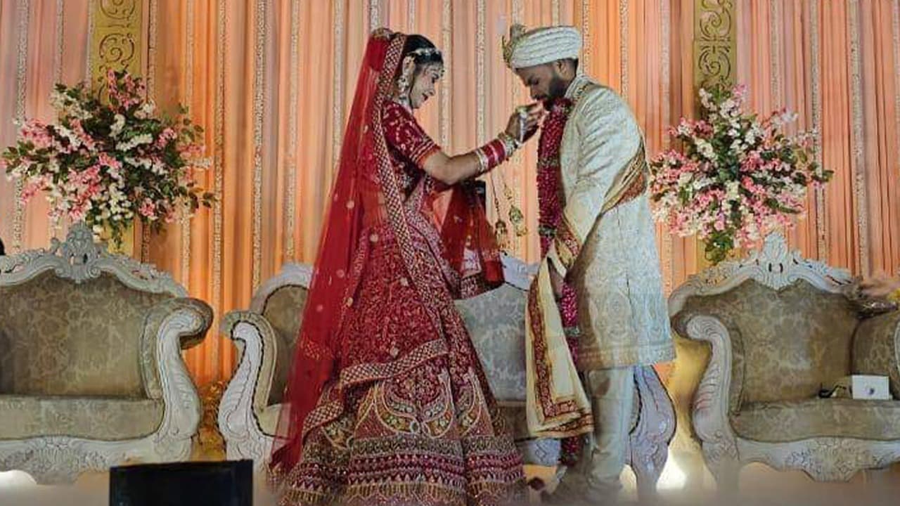PHOTOS: भारतीय गेंदबाज मुकेश ने रात में की शादी, सुबह रायपुर रवाना, जानें कारण…