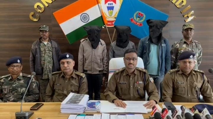 गिरिडीह: एसबीआई का फर्जी लिंक बनाकर ठगी करने वाले तीन साइबर अपराधी गिरफ्तार, 9 मोबाइल फोन और 18 सिमकार्ड बराम