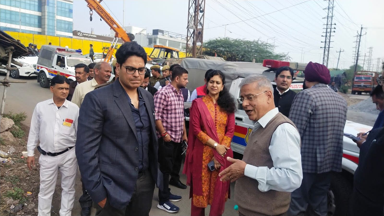 मंडलायुक्त - डीएम पहुंचे औद्योगिक क्षेत्र, सड़क से लेकर अतिक्रमण तक की समस्या सामने मिली,  शिकायतें मिलीं