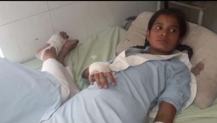 अलीगढ़: कॉलेज में लगे विद्युत पोल में आया करंट, चपेट में आने से झुलसी 5 छात्राएं