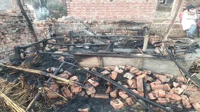 UP News: फिरोजाबाद में झोपड़ी में लगी आग, 3 बच्चों की जिंदा जलकर मौत, पति-पत्नी की हालत गंभीर