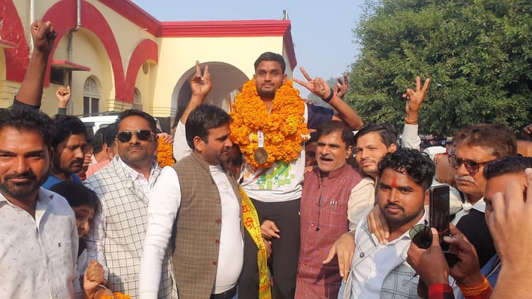 कर्जा लेकर बेटे को नेशनल एथलेटिक्स चैम्पियनशिप में भेजा, गोल्ड मेडल जीतकर लौटा तो लोगों ने कांधों पर उठाया
