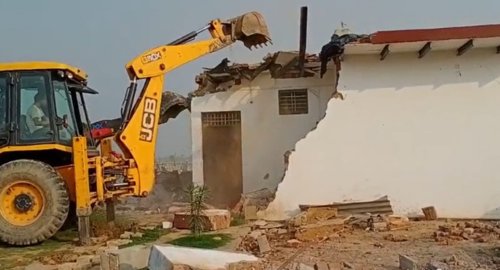 UP News : यमुना विकास प्राधिकरण का टप्पल में चला बुलडोजर, 7 अवैध कालोनियां ध्वस्त