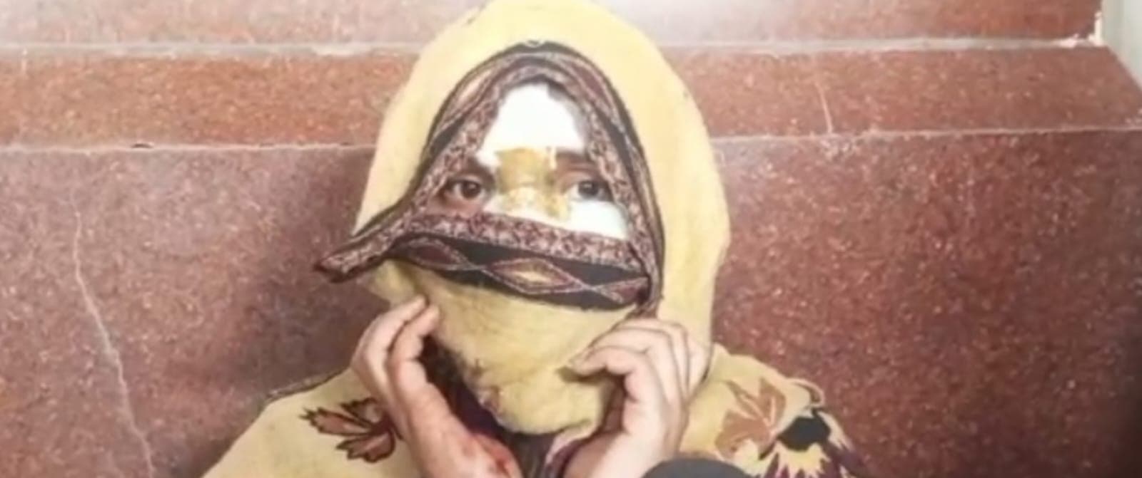 अलीगढ़: रेलवे स्टेशन पर हमसफर एक्सप्रेस में पत्नी पर ब्लेड से हमला कर किया गंभीर रूप से घायल, जानें मामला