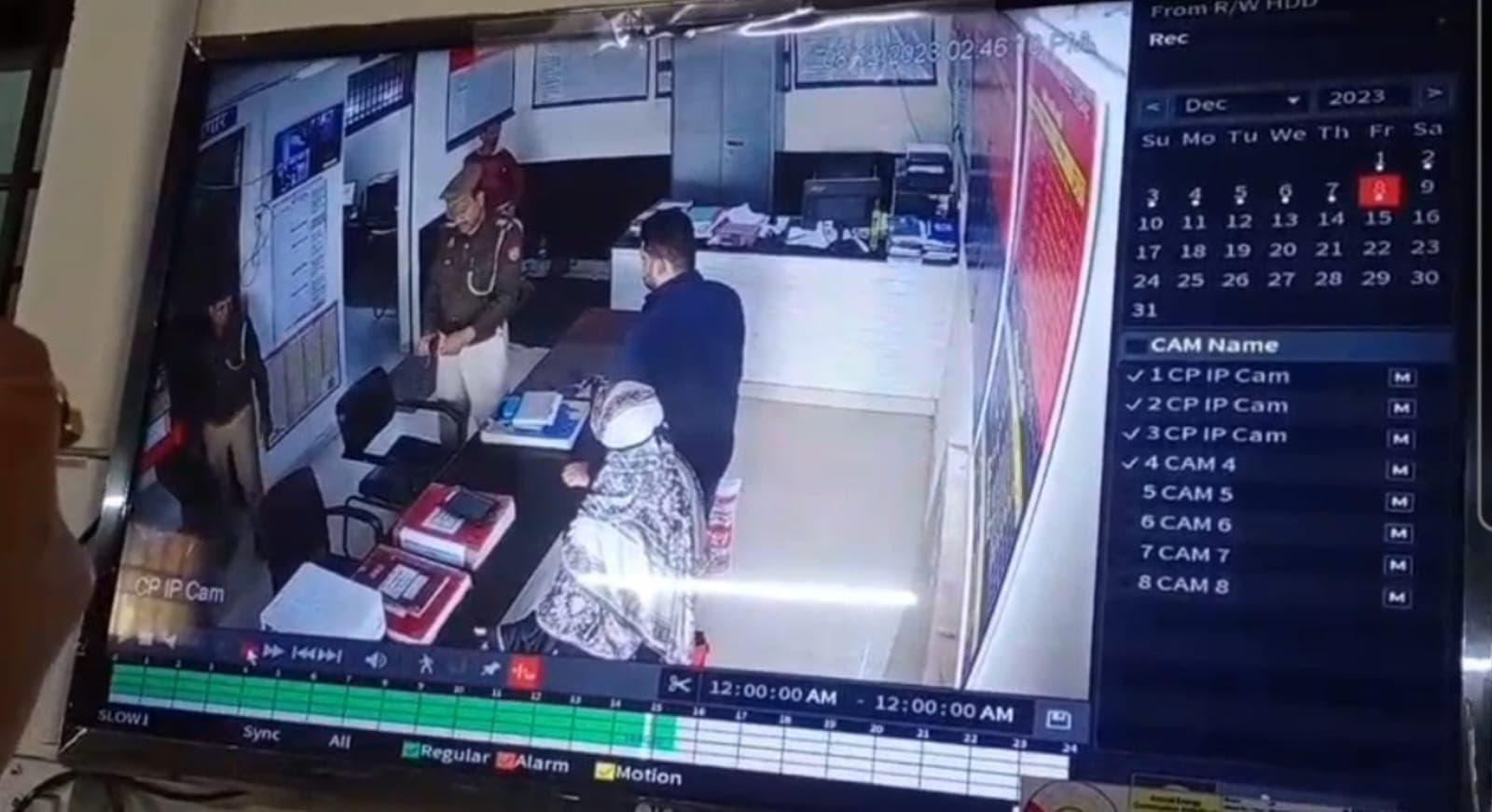 UP News : अलीगढ़ कोतवाली में दरोगा की पिस्टल से फायर , पासपोर्ट वेरिफिकेशन के लिए आई महिला के लगी गोली