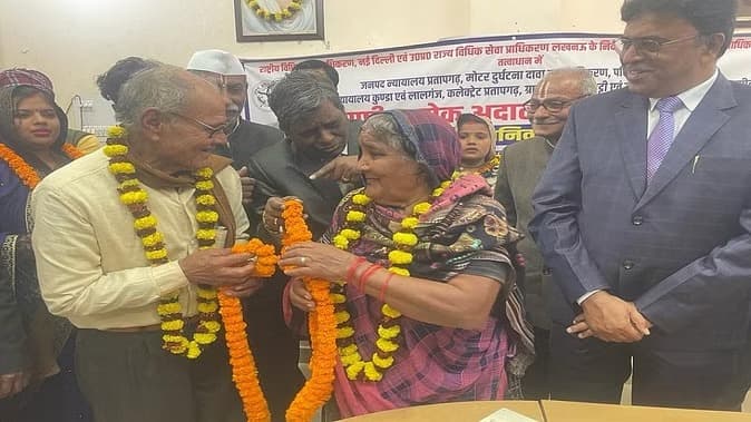 UP News: प्रतापगढ़ में 90 साल के दूल्हा और 86 की दुल्हन का फिर हुआ कोर्ट में शादी, इन वजह से हुए थे अलग