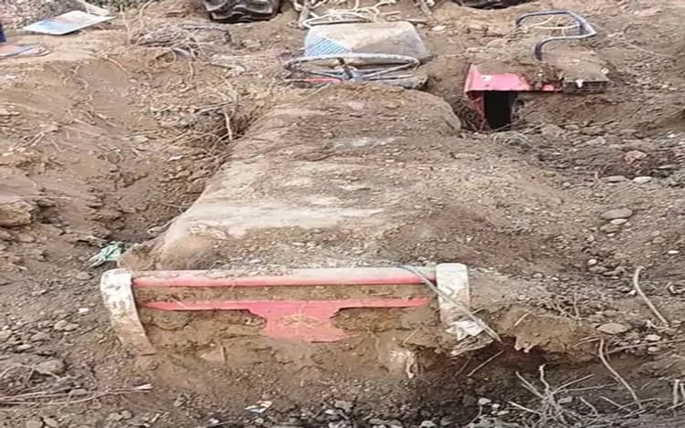 UP News: मेरठ से ट्रैक्टर चुराकर ले गए गाजियाबाद, फिर 10 फीट नीचे मिट्‌टी में दबाया, जानें कैसे हुआ खुलासा