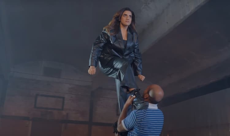 अक्षरा सिंह का 'पटना की लड़की हैं' गाना रिलीज, साउथ की फिल्‍मों की तरह एक्शन दिखी भोजपुरी सुपर स्टार एक्ट्रेस