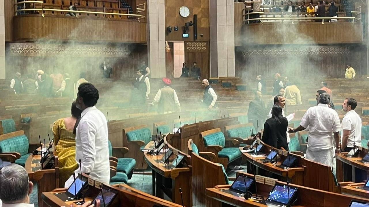 Lok Sabha security breach: जूते को काटकर छिपाया था स्मोक क्रैकर्स, पुलिस ने FIR में किया बड़ा खुलासा