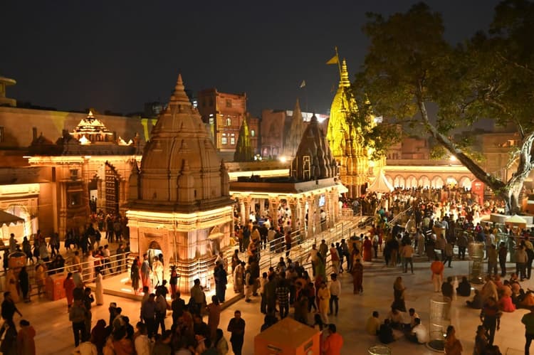 UP News : श्री काशी विश्वनाथ धाम  में शंखनाद और डमरुवादन से गूंज उठा महादेव का आंगन