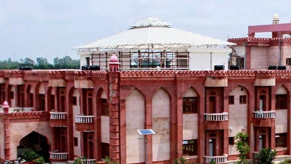 UP News: पूर्व IPS को LLB की परीक्षा में फ्लाइंग स्क्वायड टीम ने नकल करते रंगे हाथ पकड़ा, जानें फिर क्या हुआ