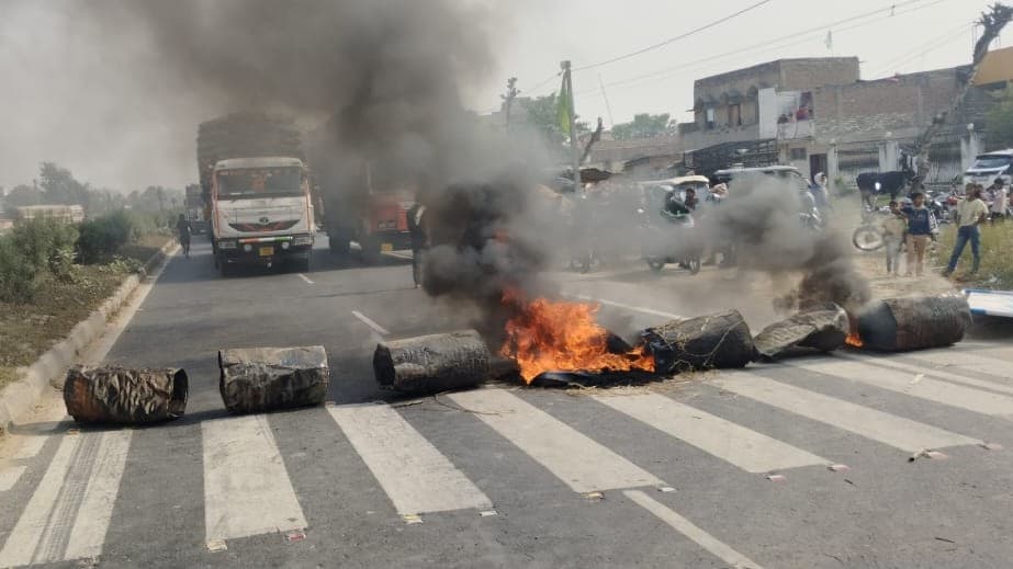 गोपालगंज में आक्रोशित लोगों ने NH-27 को जाम कर की आगजनी, पुलिस पर भी किया हमला, एक पुलिसकर्मी घायल