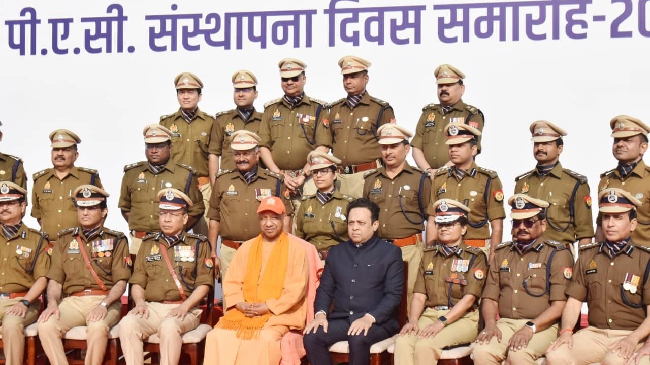 सीएम योगी PAC स्थापना दिवस समारोह में हुए शामिल, बोले- पहली बार खिलाड़ियों को बनाया पुलिस बल का हिस्सा