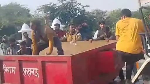 लखनऊ में ड्राइ फ्रूट बेचने वाले कश्मीरी युवकों का हंगामा, नगर निगम पर लगाया यह आरोप, जानें पूरा मामला