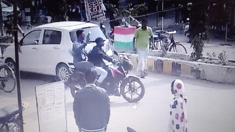 बेगूसराय में आभूषण दुकान में दिनदहाड़े लूट की देखें PHOTOS, विरोध करने पर सेल्समेन को मारी गोली