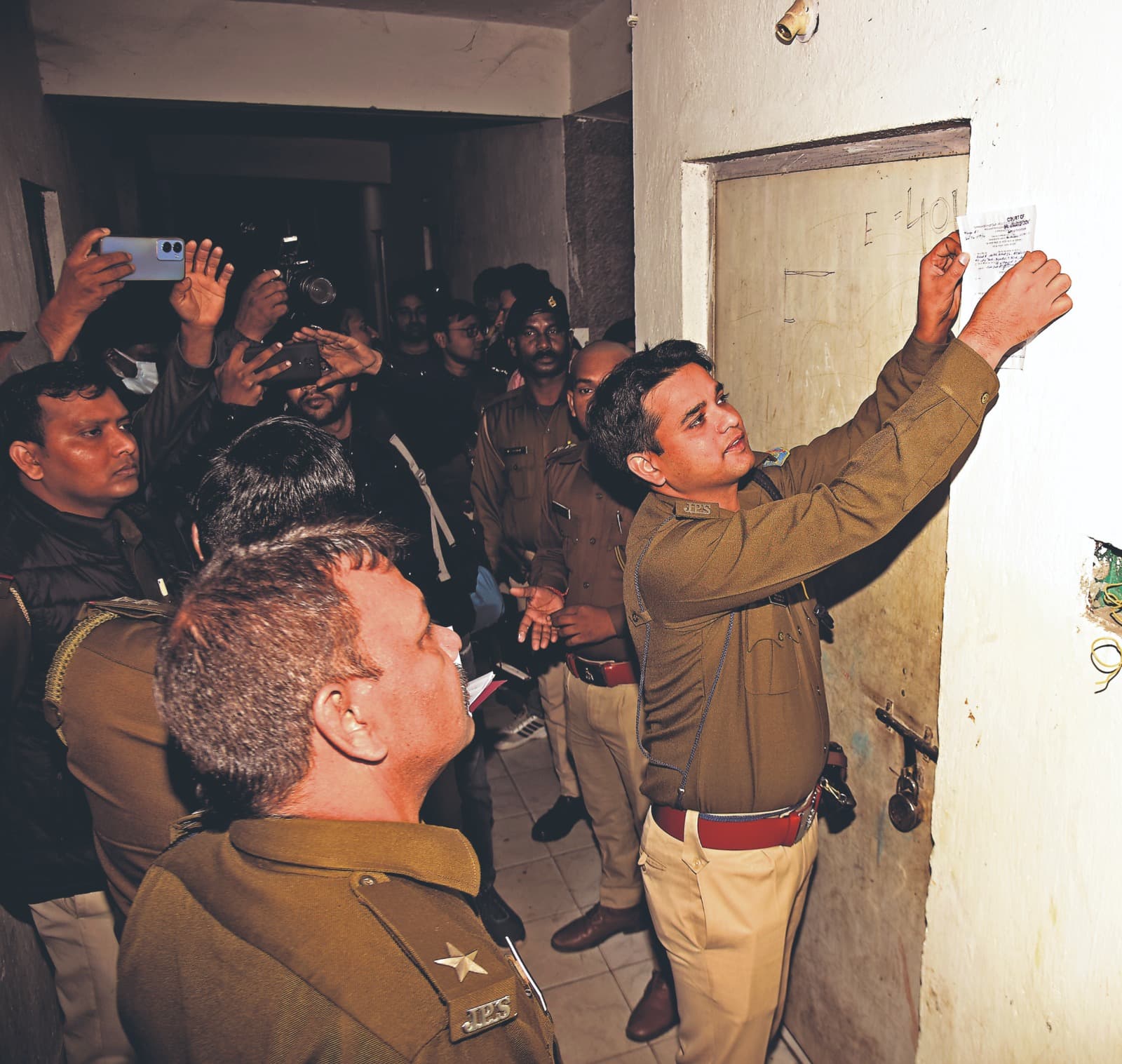 जमशेदपुर : मानगो में अशद व नीमडीह में मो कादीर के घर की कुर्की जब्ती