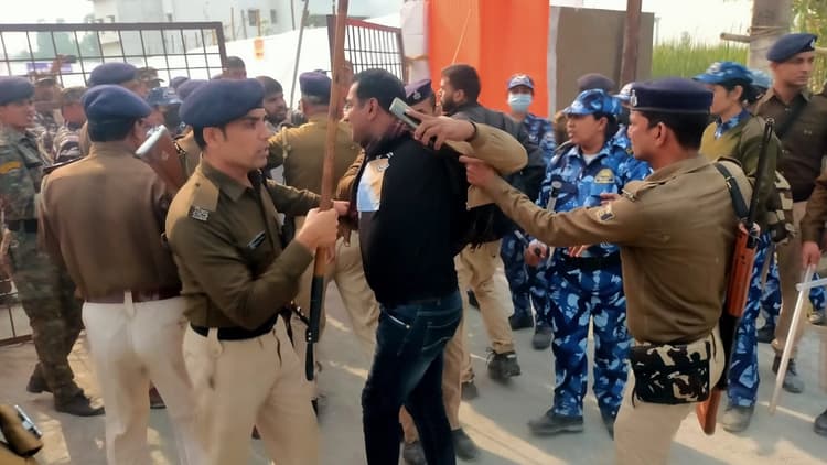 आरा के वीर कुंवर सिंह विश्वविद्यालय में सीनेट बैठक का विरोध, पुलिस ने छात्रों पर बरसाईं लाठियां