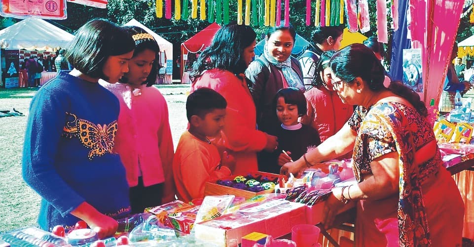 झारखंड : पौष मेला का आनंद लेने के लिए लोगों की उमड़ी भीड़