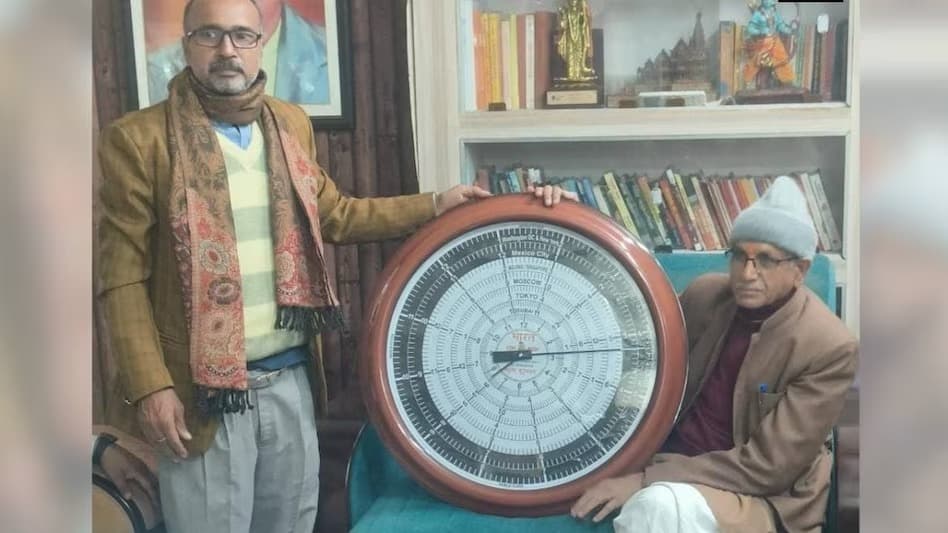 Ram Mandir: राम मंदिर थीम वाला हार के बाद दान में मिली नौ देशों का टाइम बताने वाली घड़ी