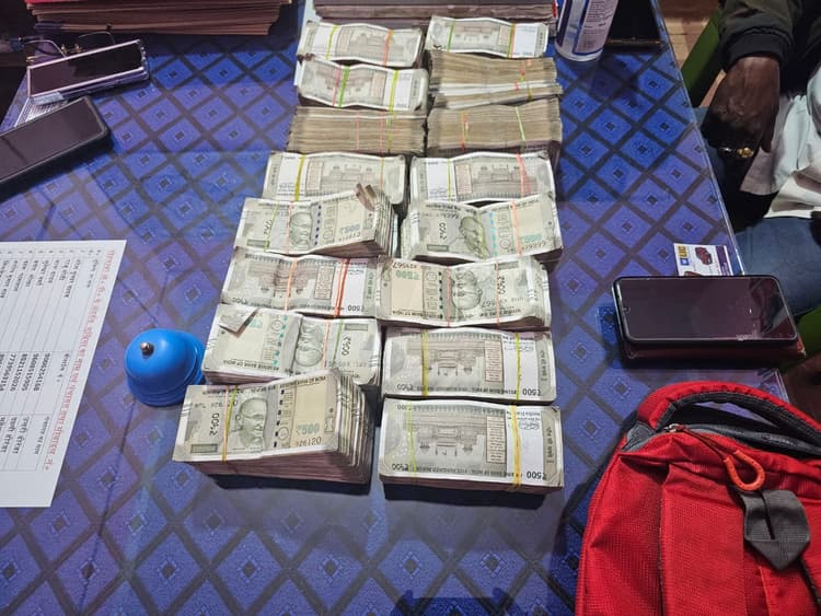 गिरिडीह : पुलिस ने एक बोलेरो से 40 लाख रूपये  किया बरामद, चार लोगों को लिया हिरासत में, जांच-पड़ताल शुरू