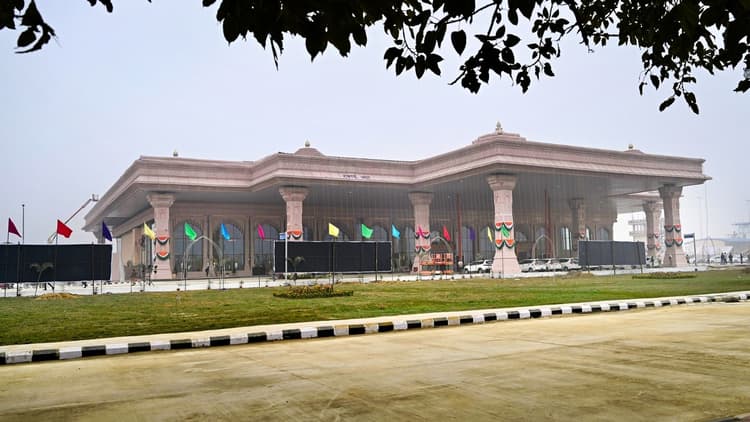 PM Modi Ayodhya Visit: पीएम मोदी आज देंगे एयरपोर्ट और रेलवे स्टेशन समेत करोड़ों की सौगात, बदल जाएगी दशा-दिशा