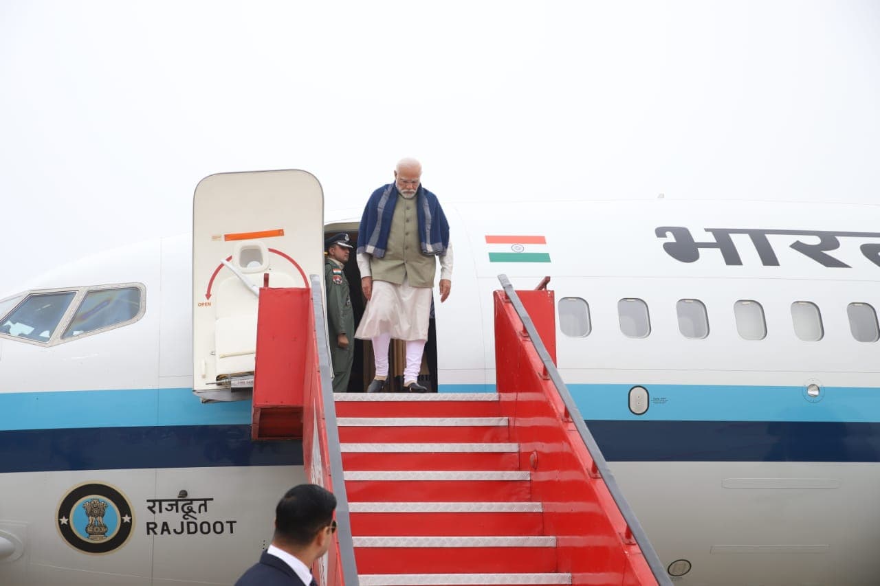 PHOTOS: पीएम मोदी का अयोध्या में हुआ गर्मजोशी से स्वागत, देखें खूबसूरत तस्वीरें